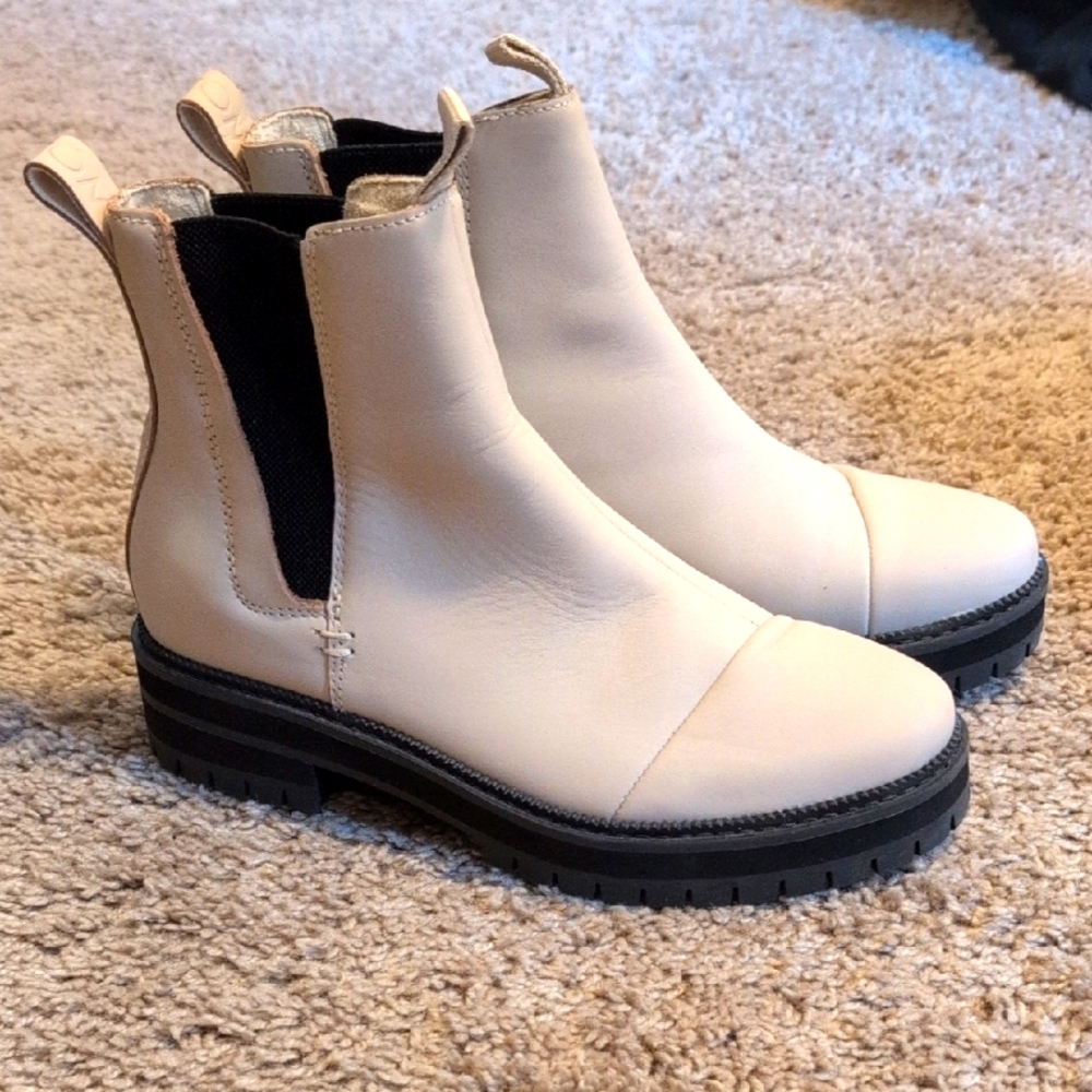 Toms Dakota Boots Womens 6 Beige Leather Water Resistant Winter Snow Chelsea